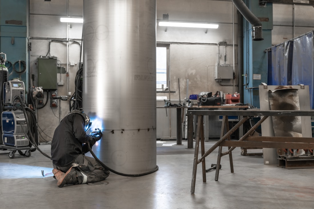 BOF atölyesinde metal işçiliği ortamı